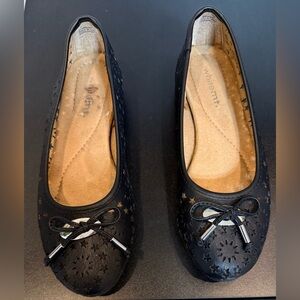White Mountain Black Star Cutout Flats Woman Shoes size:6 Used